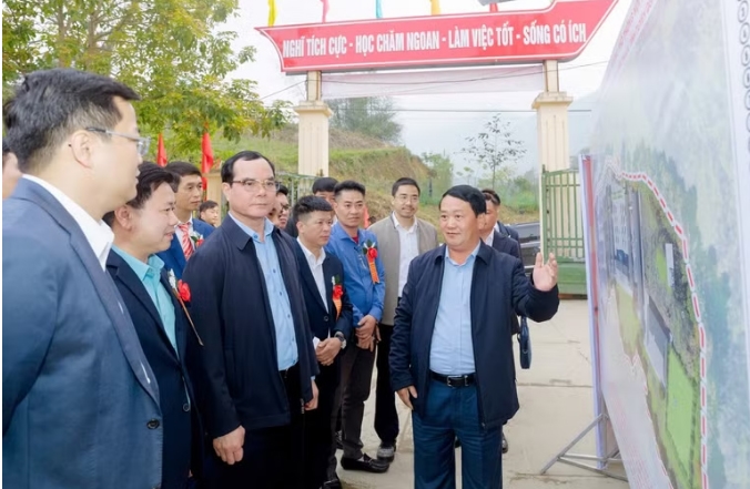 Các đồng chí lãnh đạo Bộ Dân tộc và Tôn giáo và tỉnh Tuyên Quang xem phối cảnh Trường phổ thông nội trú liên cấp tiểu học và trung học cơ sở Nghĩa Thuận (Ảnh: Báo Tuyên Quang)