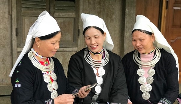 Dao ethnic women in Hong Thai commune (Tuyen Quang province) learn about digital transformation through smartphones