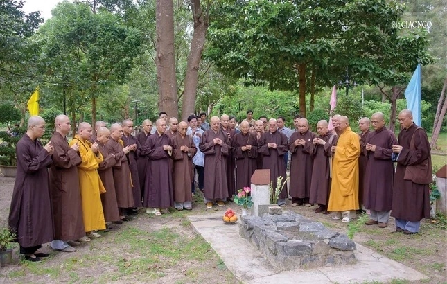 Chư tôn giáo phẩm Phật giáo Thành phố Hồ Chí Minh viếng mộ Đại đức Thích Hành Tuệ tại Nghĩa trang Hàng Dương (Côn Đảo) - Ảnh: Văn Phúc