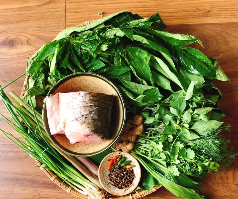 Lá và ngọn đu đủ dùng để hấp cá tạo thành món ăn rất hấp dẫn, bổ dưỡng