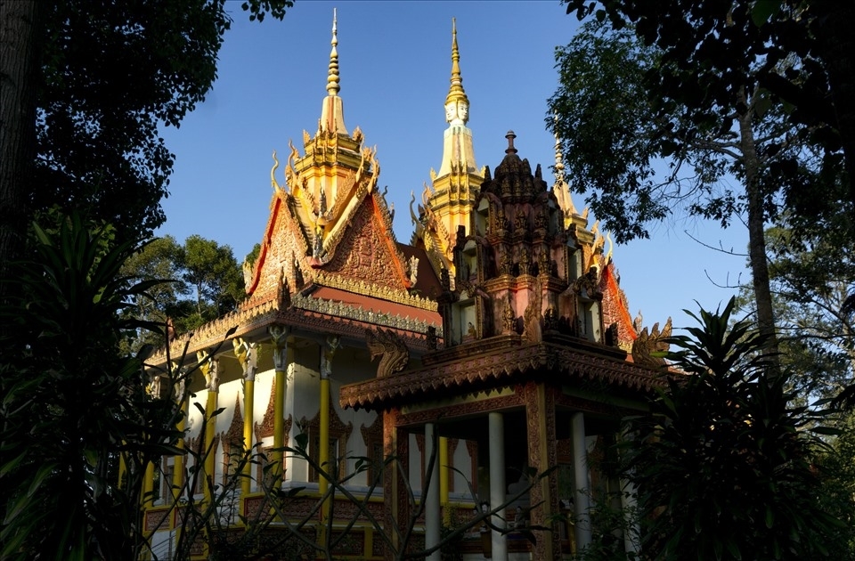 Ngôi chùa mang tên Prasat có nghĩa là “tháp” còn Kong có nghĩa là “ngự, ở” - một từ dùng cho vua chúa, hoàng tộc. Prasat Kong-Tháp vua ngự.