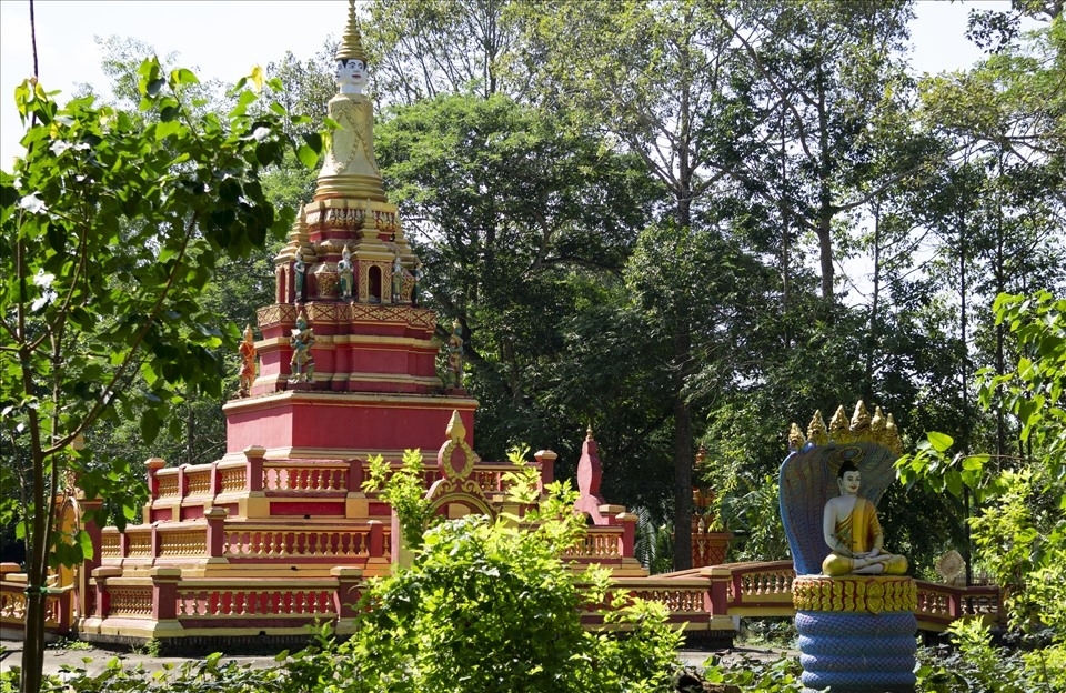 Tháp cốt với những họa tiết, hình khối mang đậm dấu ấn kiến trúc Angkor.