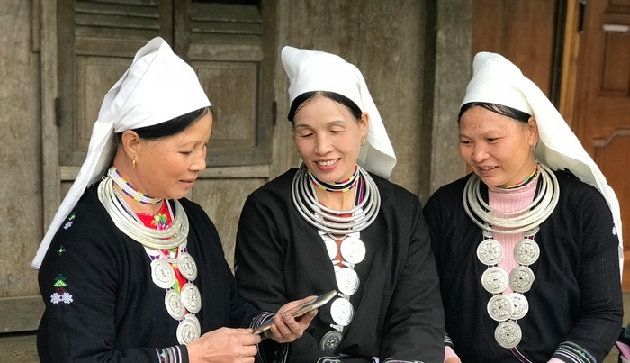 Phụ nữ dân tộc Dao, xã Hồng Thái (tỉnh Tuyên Quang) tìm hiểu về chuyển đổi số qua điện thoại thông minh