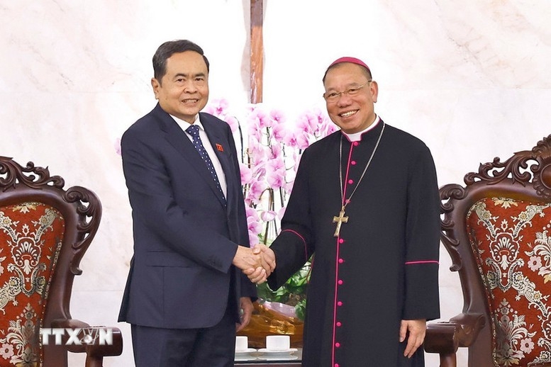 Chủ tịch Quốc hội Trần Thanh Mẫn với Tổng Giám mục Tổng Giáo phận Hà Nội Vũ Văn Thiên - Ảnh: TTXVN