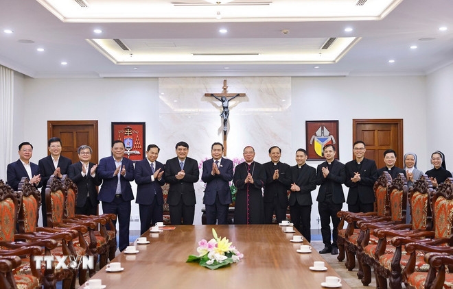 Chủ tịch Quốc hội Trần Thanh Mẫn với Tổng Giám mục Tổng Giáo phận Hà Nội Vũ Văn Thiên và các linh mục - Ảnh: TTXVN