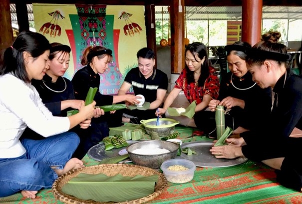 The humpback chung cake is a beautiful cultural feature of the Tay people