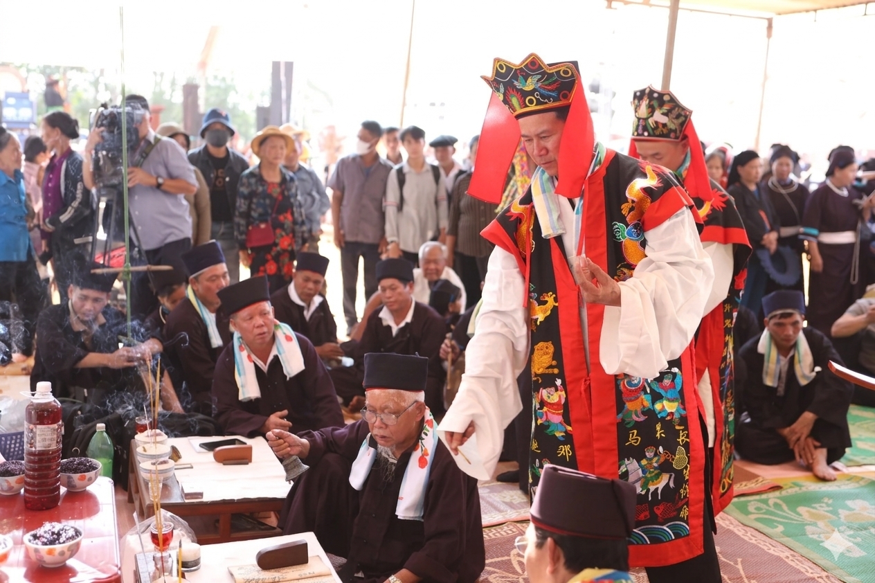 Lễ cúng cầu sức khỏe, cầu sự bình an cho người dân địa phương