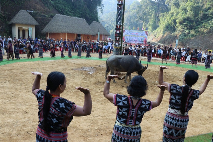 Đồng bào Cơ-tu trình diễn cồng chiêng tại Lễ hội khai năm tạ ơn rừng xã Hùng Sơn, thành phố Đà Nẵng