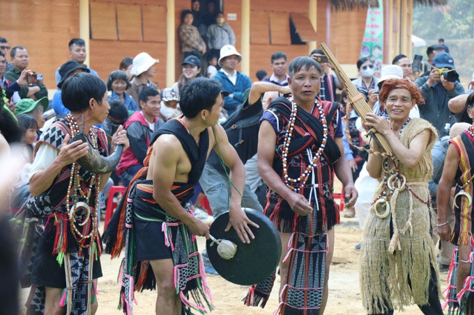 Đồng bào Cơ-tu trình diễn cồng chiêng tại Lễ hội khai năm tạ ơn rừng