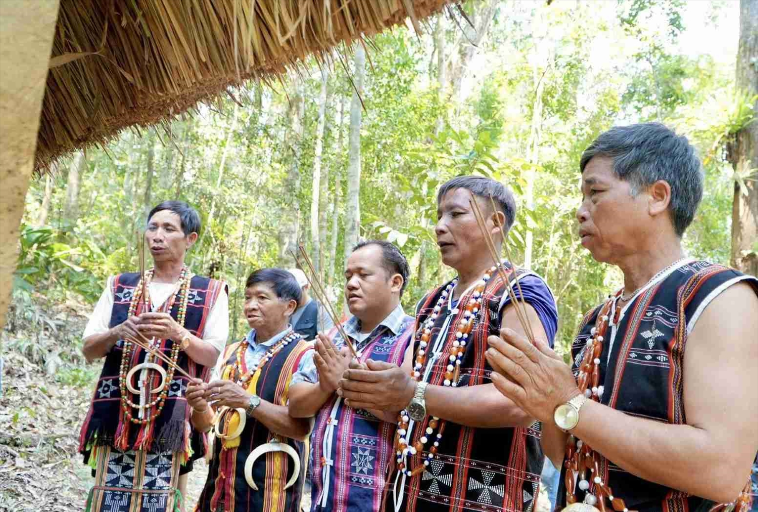Các nghi thức, lễ cúng truyền thống được người Cơ-tu thực hiện trang nghiêm