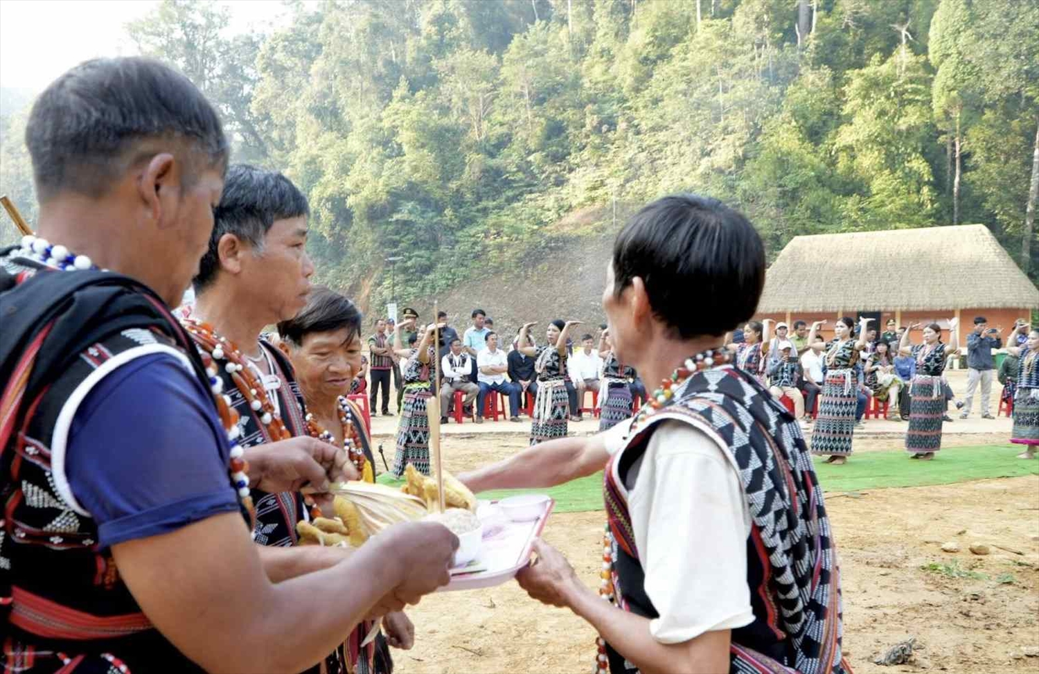 Các nghi thức dâng lễ vật, khấn nguyện, tạ ơn rừng theo phong tục lâu đời 