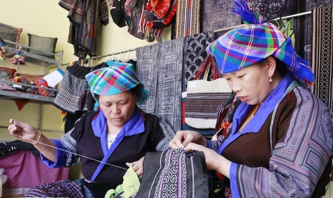 Nghệ nhân vẽ sáp ong Lý Thị Ninh trở thành người ""giữ hồn" thổ cẩm Mông ở vùng cao Mù Căng Chải.