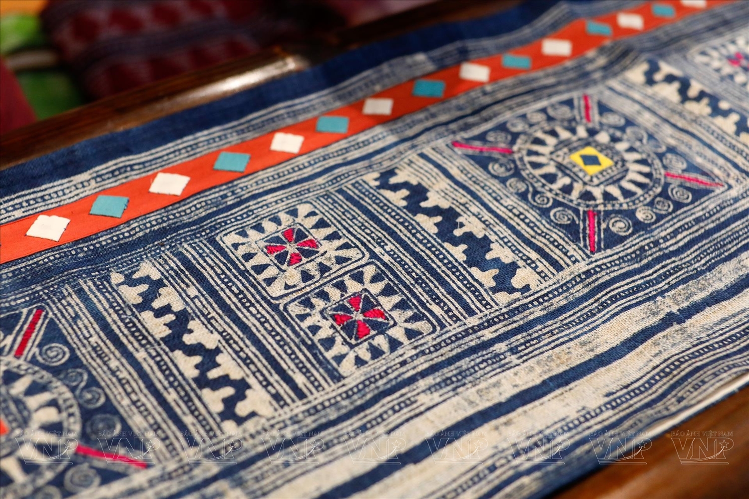 Các sản phẩm thổ cẩm được tạo nên từ đôi tay khéo léo và sự sáng tạo của các nghệ nhân 