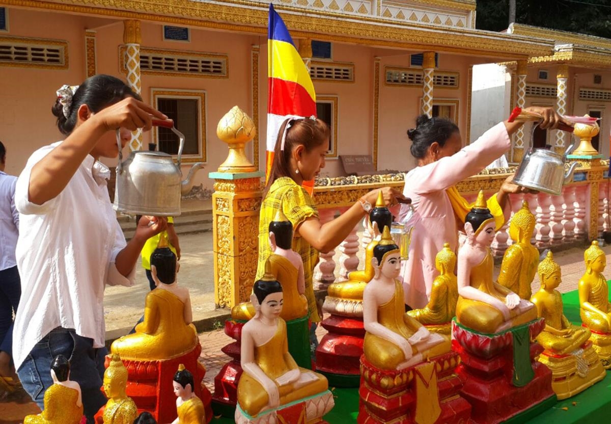 Nghi lễ tắm Phật trong Tết Chôl Chnăm Thmây. Ảnh: Thủy Lê/Báo Biên phòng