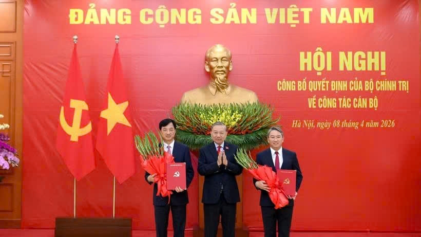 Tổng Bí thư, Chủ tịch nước Tô Lâm trao quyết định cho các đồng chí Nguyễn Duy Ngọc và Nguyễn Hải Ninh. (Ảnh: ĐĂNG KHOA)