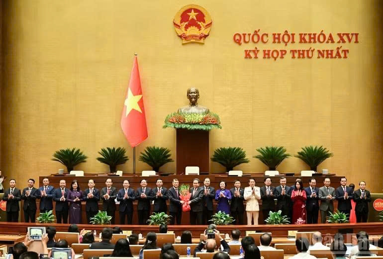 Thay mặt lãnh đạo Đảng và Nhà nước và các vị đại biểu Quốc hội khóa XVI, Chủ tịch Quốc hội Trần Thanh Mẫn tặng hoa chúc mừng các thành viên Chính phủ nhiệm kỳ 2026-2031. (Ảnh: DUY LINH)