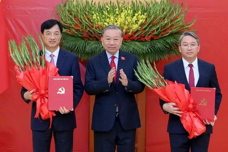 Tổng Bí thư, Chủ tịch nước Tô Lâm trao quyết định cho các đồng chí Nguyễn Duy Ngọc và Nguyễn Hải Ninh. (Ảnh: ĐĂNG KHOA)