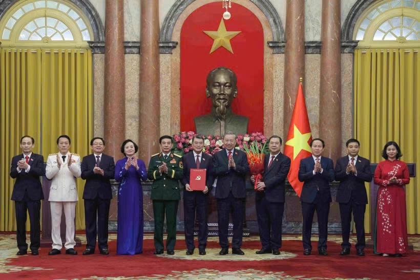 Tổng Bí thư, Chủ tịch nước Tô Lâm đã trao Quyết định của Bộ Chính trị chỉ định Ban chấp hành, Ban thường vụ, Bí thư, Phó Bí thư Đảng ủy Chính phủ (Ảnh: NAM ANH)