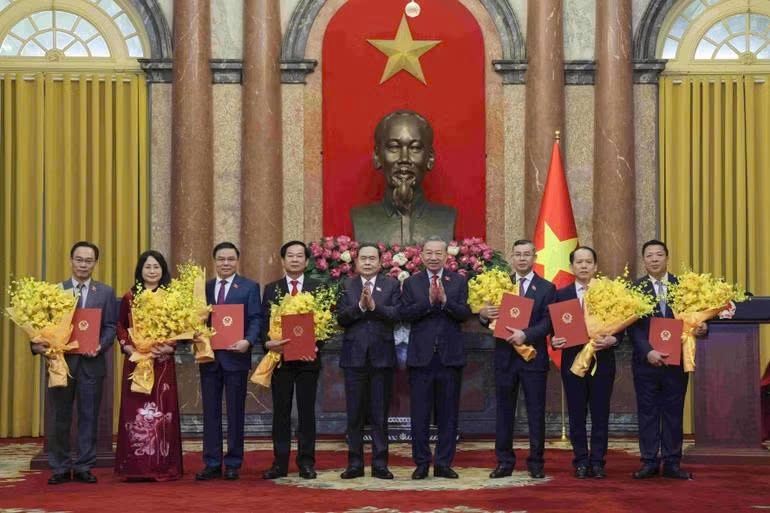 Tổng Bí thư, Chủ tịch nước Tô Lâm và Chủ tịch Quốc hội Trần Thanh Mẫn trao Quyết định bổ nhiệm và tặng hoa các Bộ trưởng.