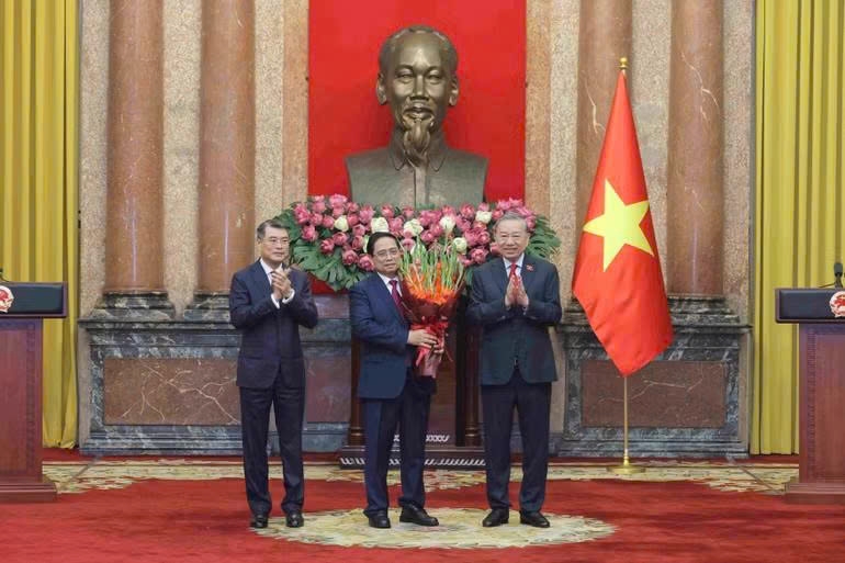 Tổng Bí thư, Chủ tịch nước Tô Lâm và Thủ tướng Chính phủ Lê Minh Hưng tặng hoa chúc mừng nguyên Thủ tướng Chính phủ Phạm Minh Chính đã hoàn thành xuất sắc nhiệm vụ được Đảng, Nhà nước giao phó.