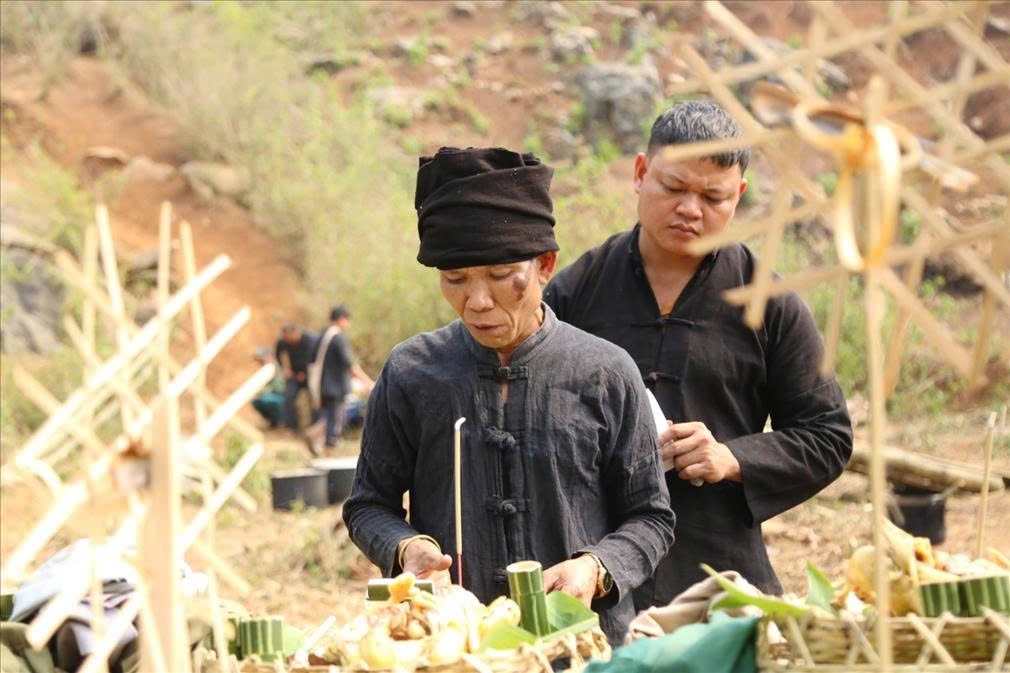 The Khang ethnic group’s custom of worshipping the forest god conveys the message of forest protection and is one of the customs that directly supports environmental criteria in building new rural areas