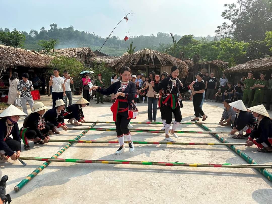 Các cô gái Dao ở Bản Miền vui nhảy sạp