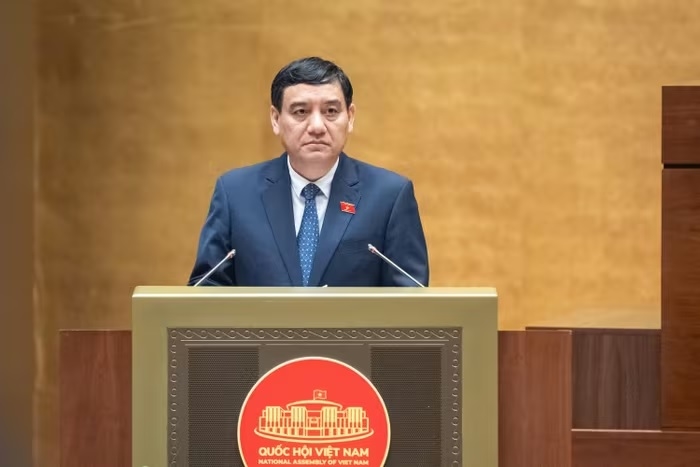 Chủ nhiệm Ủy ban Văn hóa và Xã hội Nguyễn Đắc Vinh trình bày Báo cáo thẩm tra dự án Luật Tín ngưỡng, tôn giáo (sửa đổi)