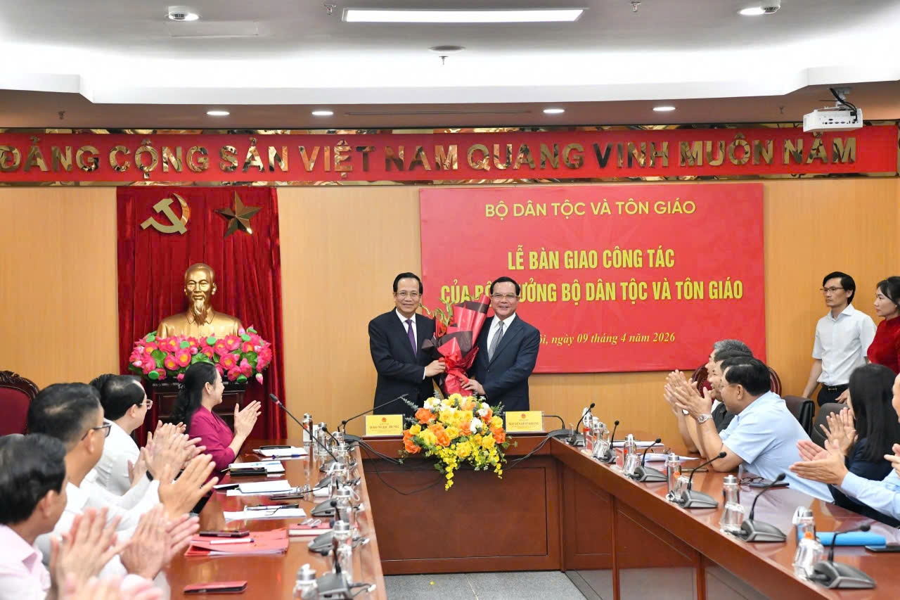 Lễ bàn giao nhiệm vụ giữa nguyên Bộ trưởng Bộ Dân tộc và Tôn giáo Đào Ngọc Dung và Ủy viên BCH Trung ương Đảng khóa XIV, Bí thư Đảng ủy, Bộ trưởng Bộ Dân tộc và Tôn giáo nhiệm kỳ 2026-2031 Nguyễn Đình Khang (ngày 9/4/2026)