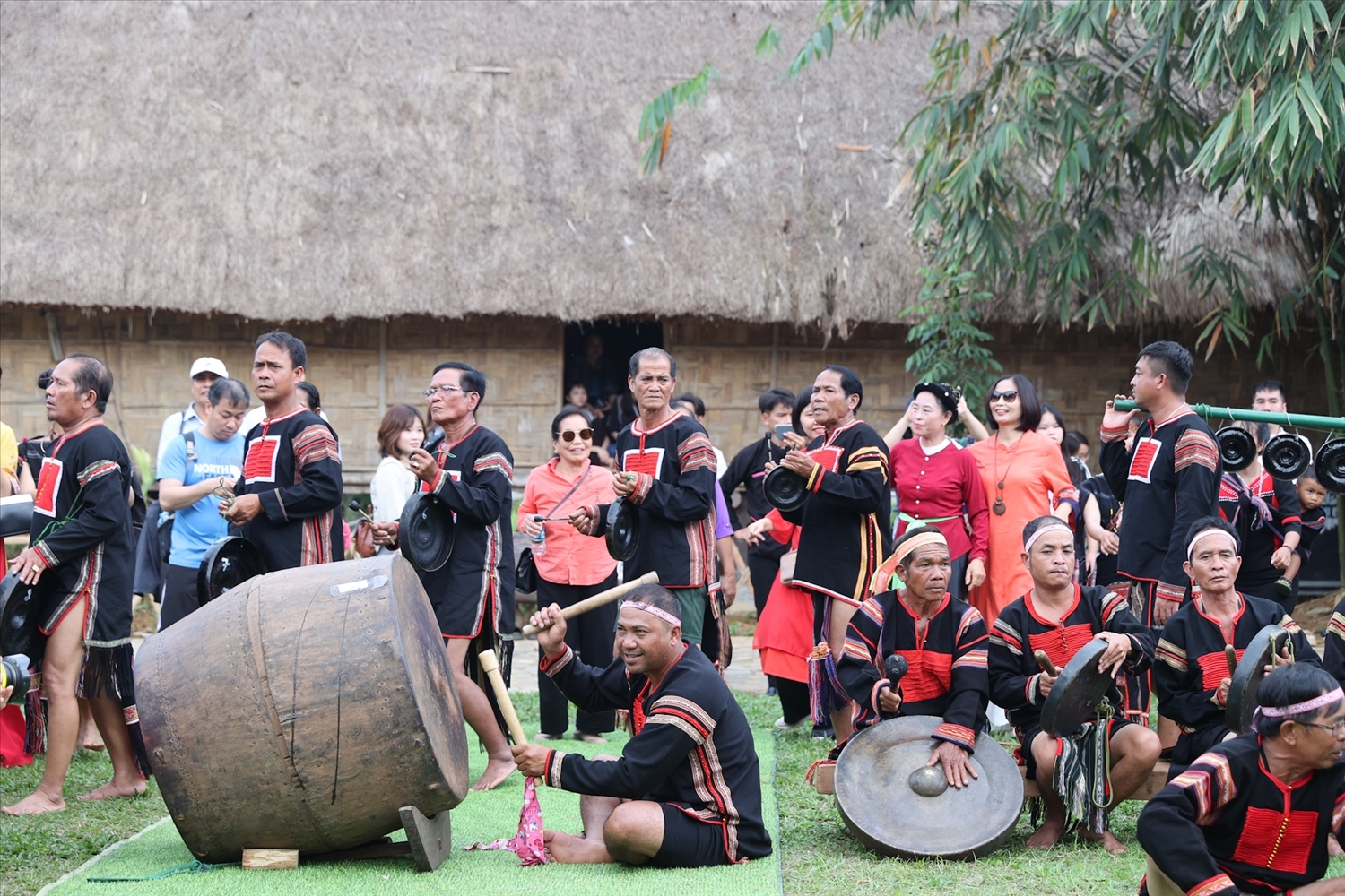 Cồng chiêng không chỉ ngân vang trong buôn làng, mà còn trở thành biểu tượng du lịch văn hóa của Tây Nguyên