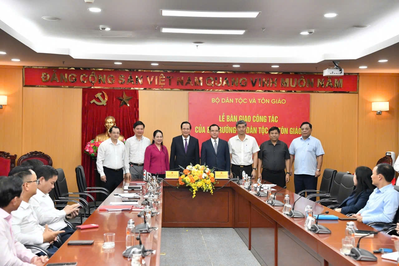 Nguyên Bộ trưởng Bộ Dân tộc và Tôn giáo Đào Ngọc Dung và Bộ trưởng Bộ Dân tộc và Tôn giáo Nguyễn Đình Khang chụp ảnh cùng các đồng chí Thứ trưởng, Ban Thường vụ Đảng ủy Bộ Dân tộc và Tôn giáo tại buổi Lễ bàn giao (ngày 9/4/2026)