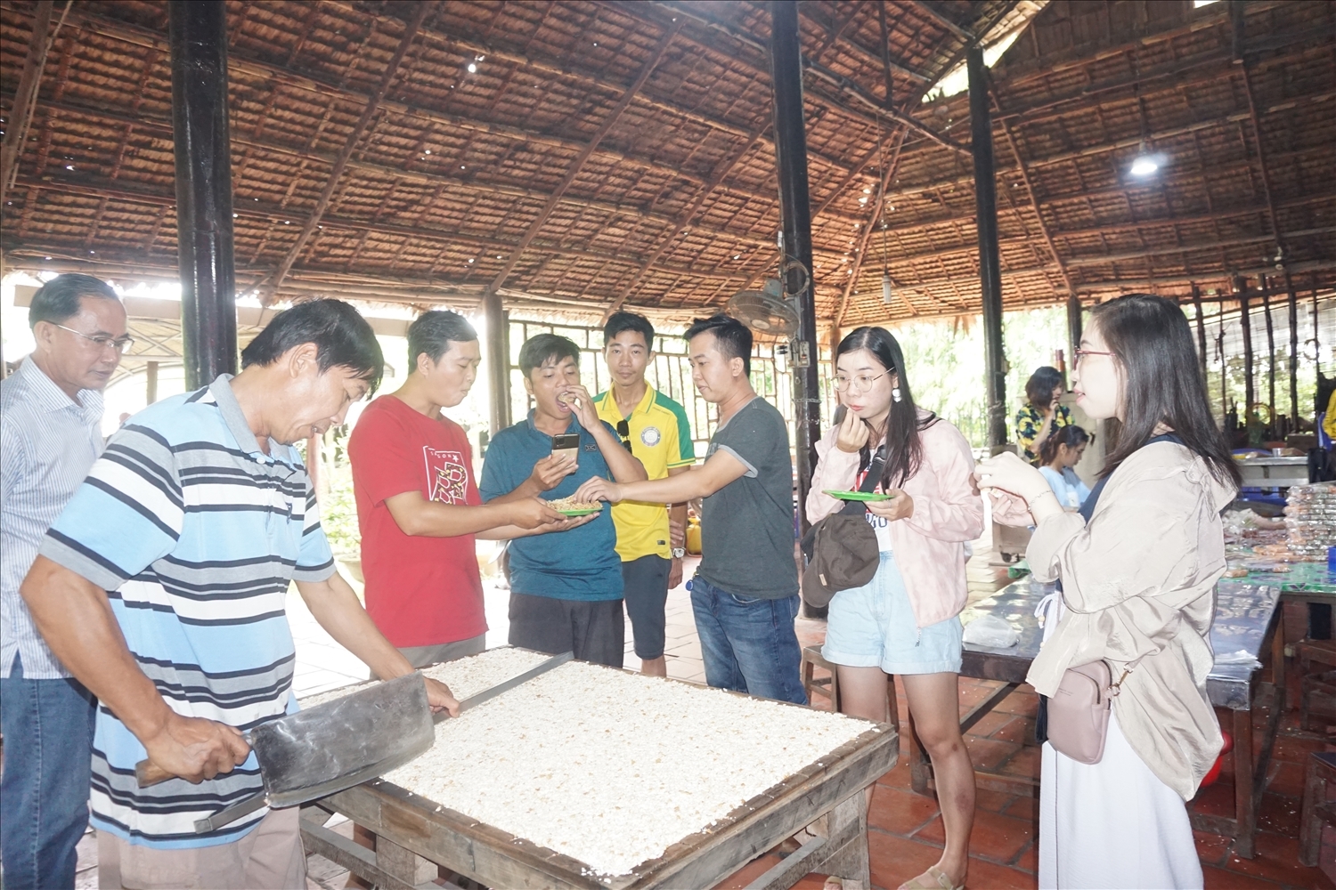 Khi du khách đến để học hỏi và trải nghiệm chứ không chỉ tiêu dùng, thì mối quan hệ giữa làng nghề và du lịch mới thực sự bền vững