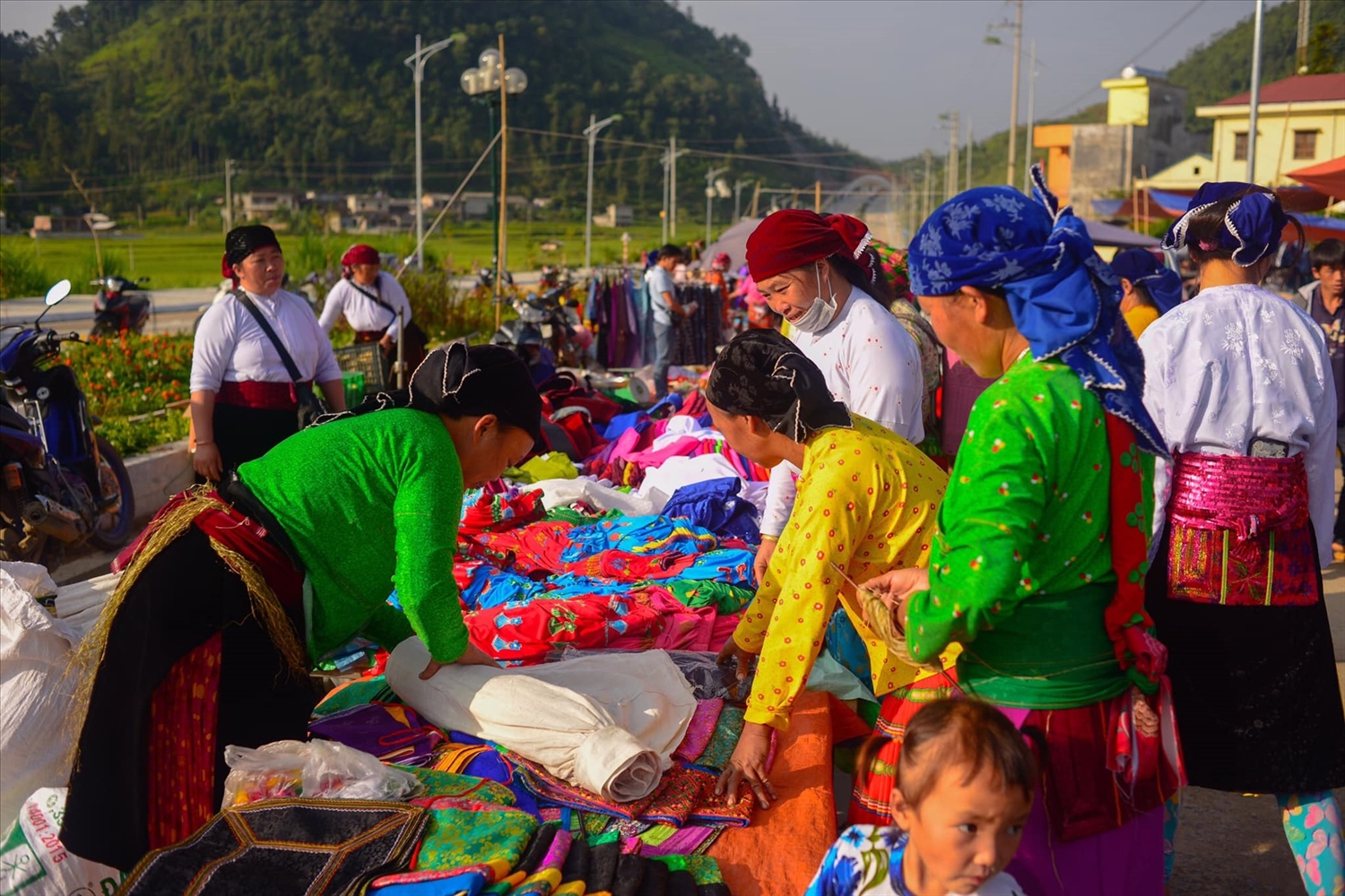 Phiên chợ người Mông dưới chân cột cờ Lũng Cú