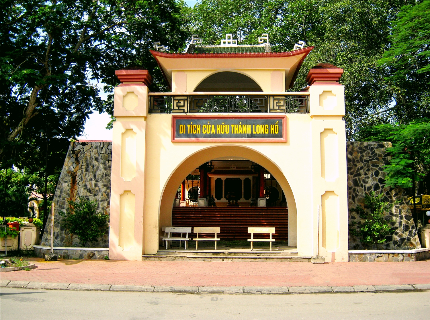 Di tích cửa hữu thành Long Hồ