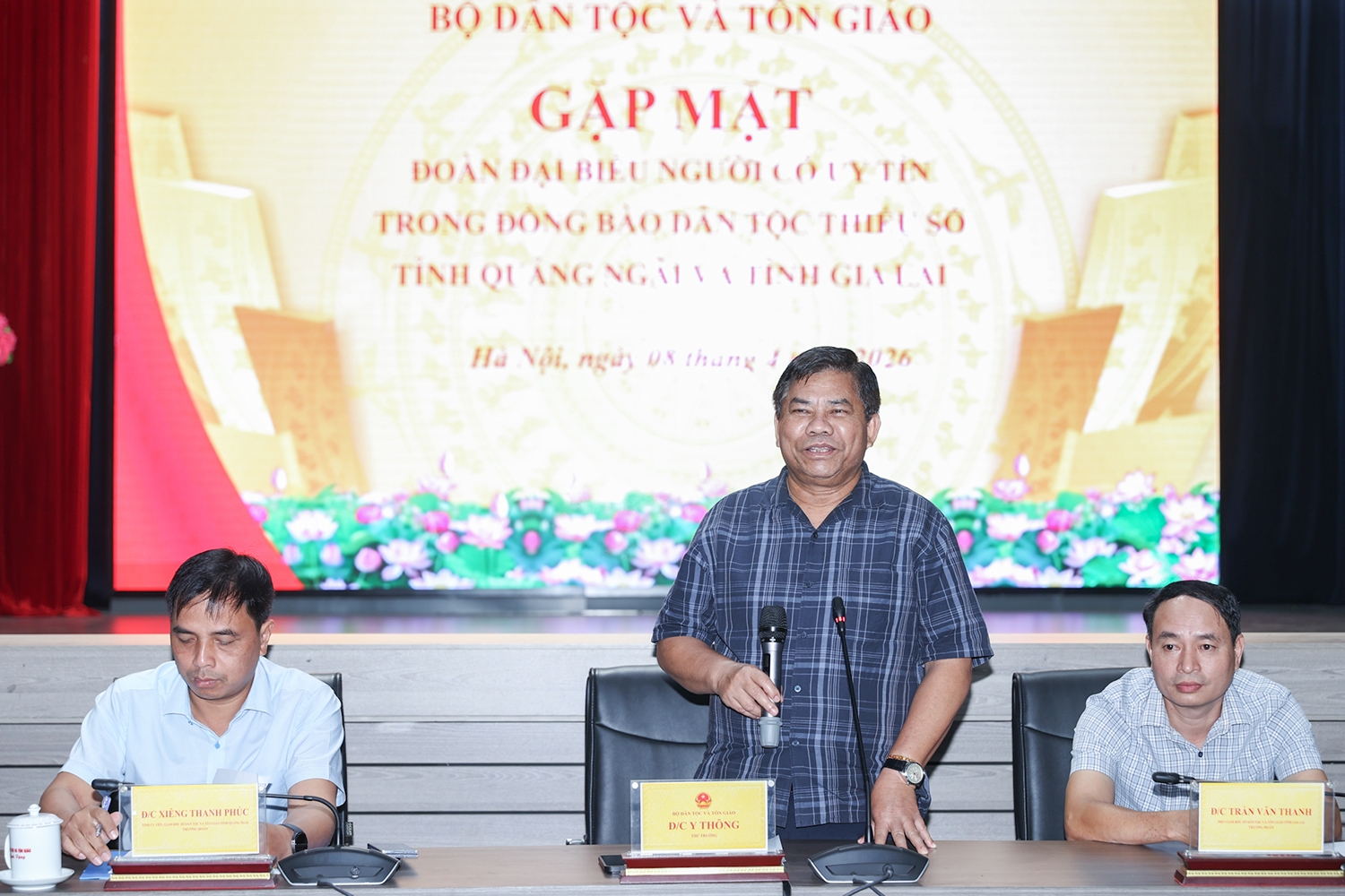 Thứ trưởng Y Thông phát biểu tại buổi gặp mặt