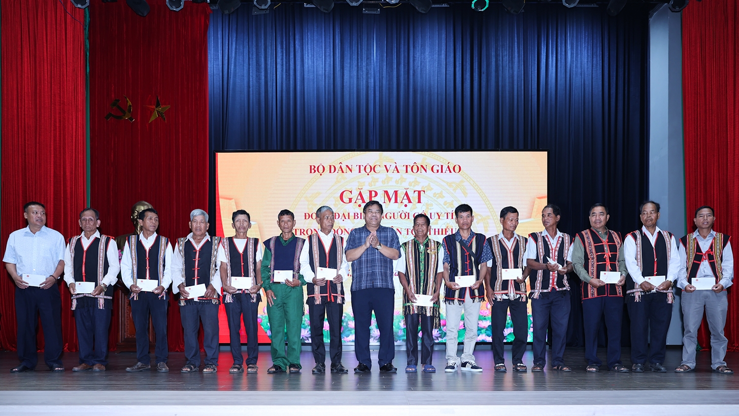 Thứ trưởng Bộ Dân tộc và Tôn giáo Y Thông chụp ảnh lưu niệm cùng các đại biểu Người có uy tín