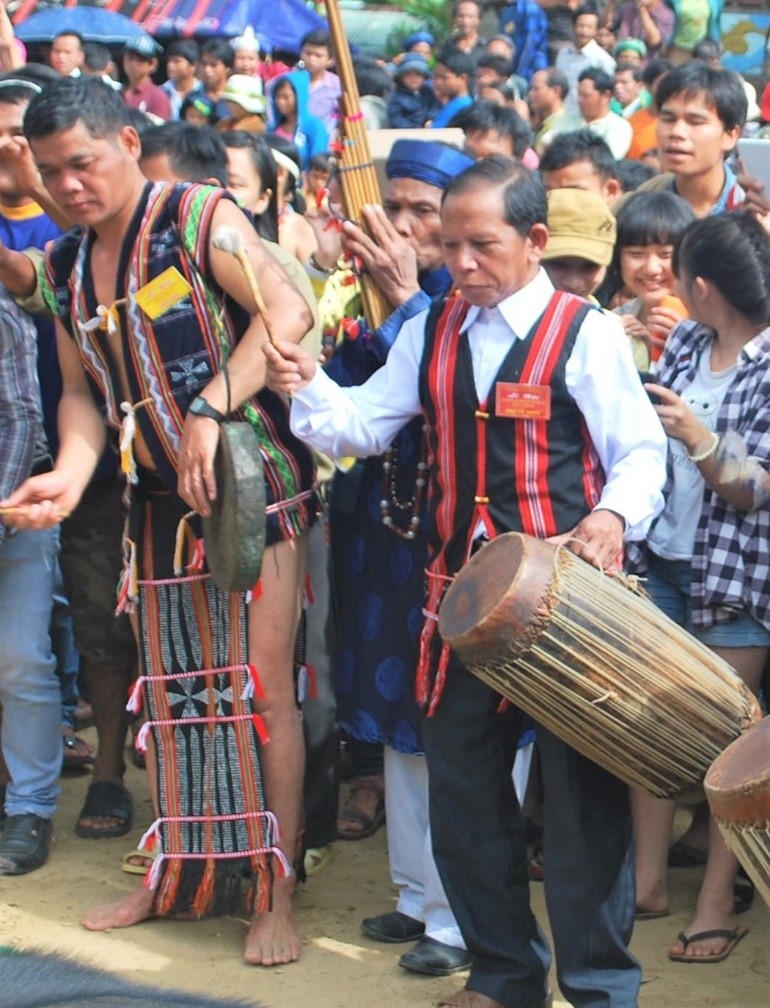Village older Briu Thien (wearing a red striped shirt) is very skilled at playing the musical instruments of the Co Tu people.