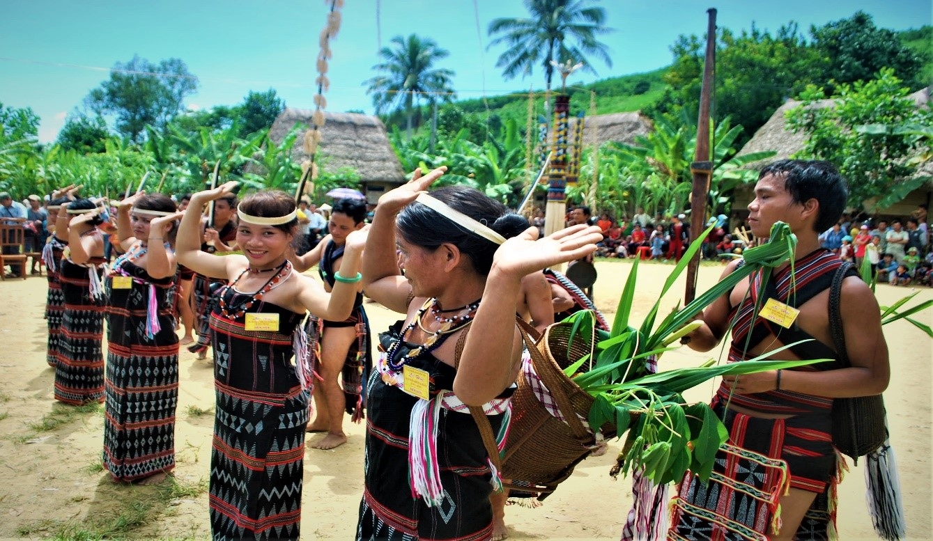Village older Briu Thien contributed to the successful organization of the Co Tu people’s festivals in the locality.
