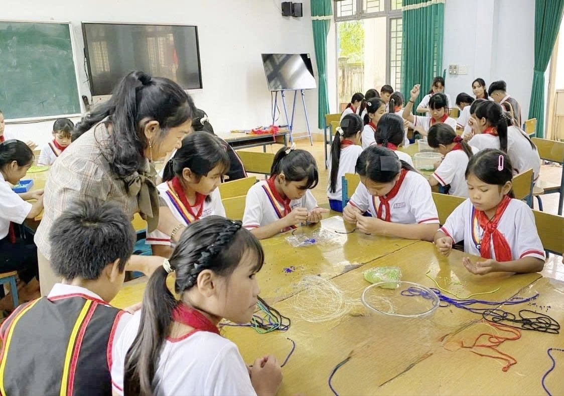 Học sinh Trường Phổ thông Dân tộc nội trú THCS Trà Bồng, xã Trà Bồng trong một buổi sinh hoạt ngoại khóa.