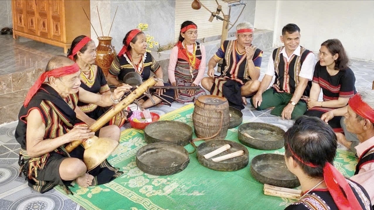 Buổi sinh hoạt cồng, chiêng của đồng bào Ca Dong thôn Ra Nhua, xã Sơn Tây.