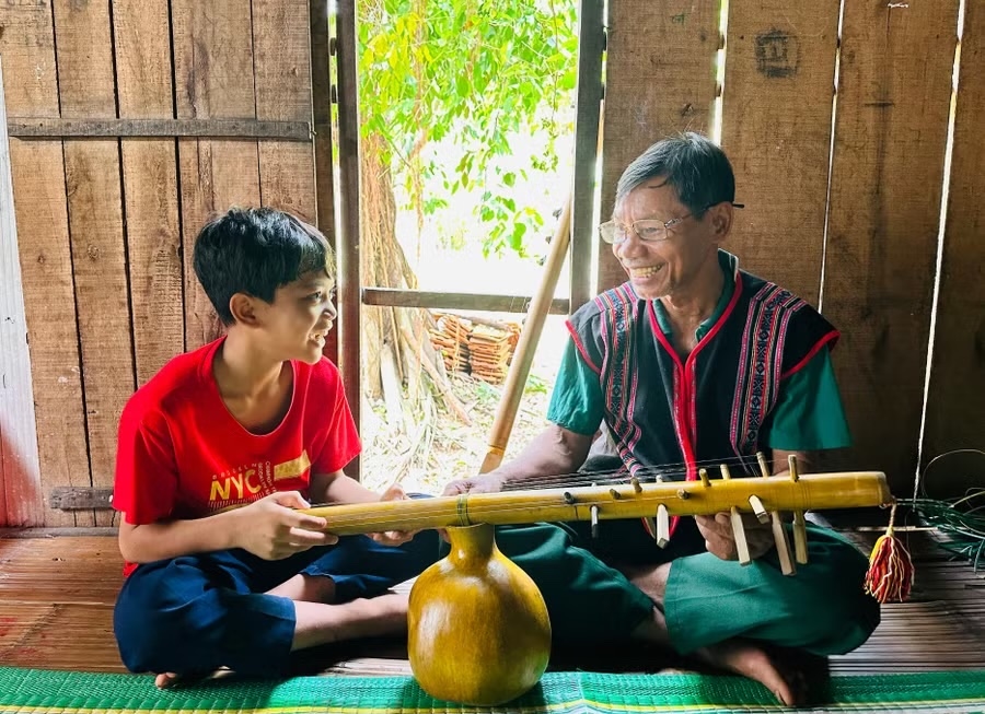 Trái bầu khô thường được ông Đinh Văn Rất (thôn T2, xã Kim Sơn) làm thành những cây đàn bầu (preng). Ảnh: D.Đ