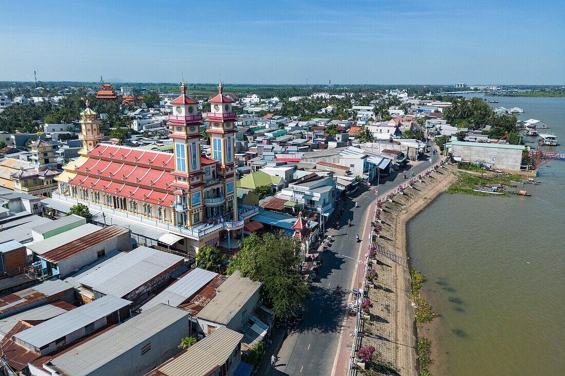 Thánh thất Cao Đài Tân Châu nổi bật bên bờ Tiền Giang