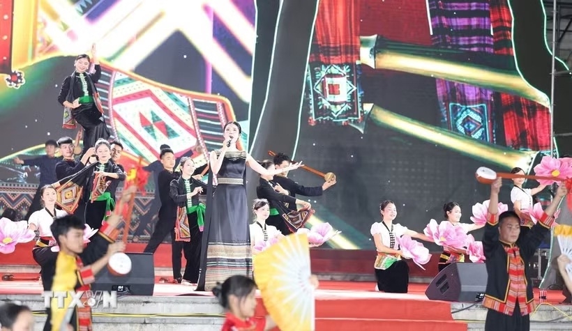 Chương trình nghệ thuật khai mạc với chủ đề “Sa Pa - Xứ sở tình yêu.” (Ảnh: Hương Thu/TTXVN)