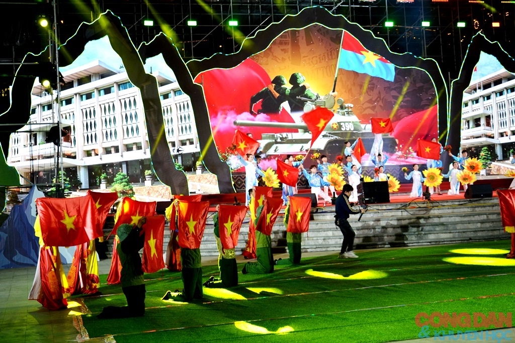 Một cảnh tái hiện chiến thắng 30/4/1975, thống nhất đất nước. (Ảnh: Quốc Hồng/Công dân & Khuyến học)