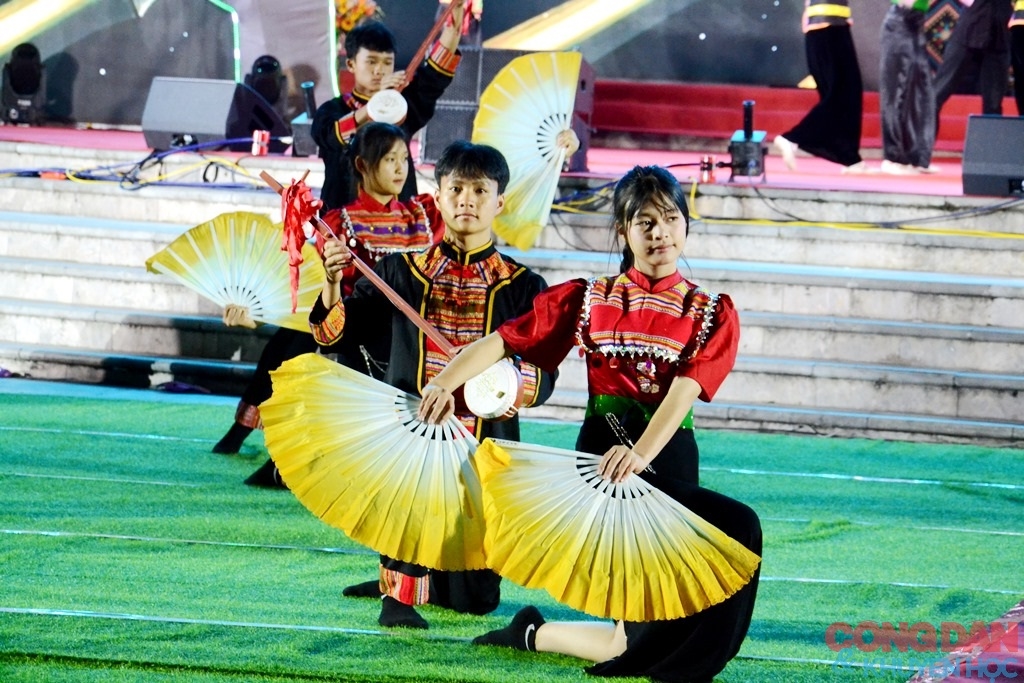Xòe quạt của đồng bào các dân tộc thiểu số ở Sa Pa. (Ảnh: Quốc Hồng/congdankhuyenhoc.vn)