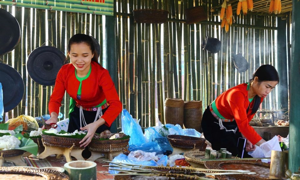 Phụ nữ xã Vân Sơn (Phú Thọ) chuẩn bị các món ăn của mâm cỗ truyền thống dân tộc Mường. Ảnh: Nguyệt Nhi