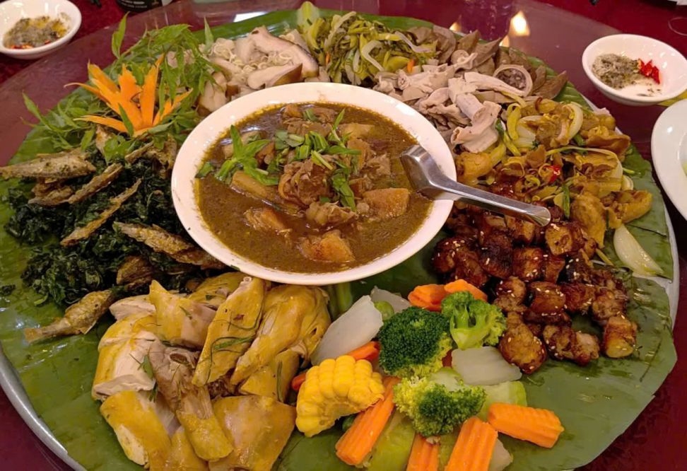 Mâm cỗ lá độc đáo của dân tộc Mường. Ảnh: Nguyệt Nhi