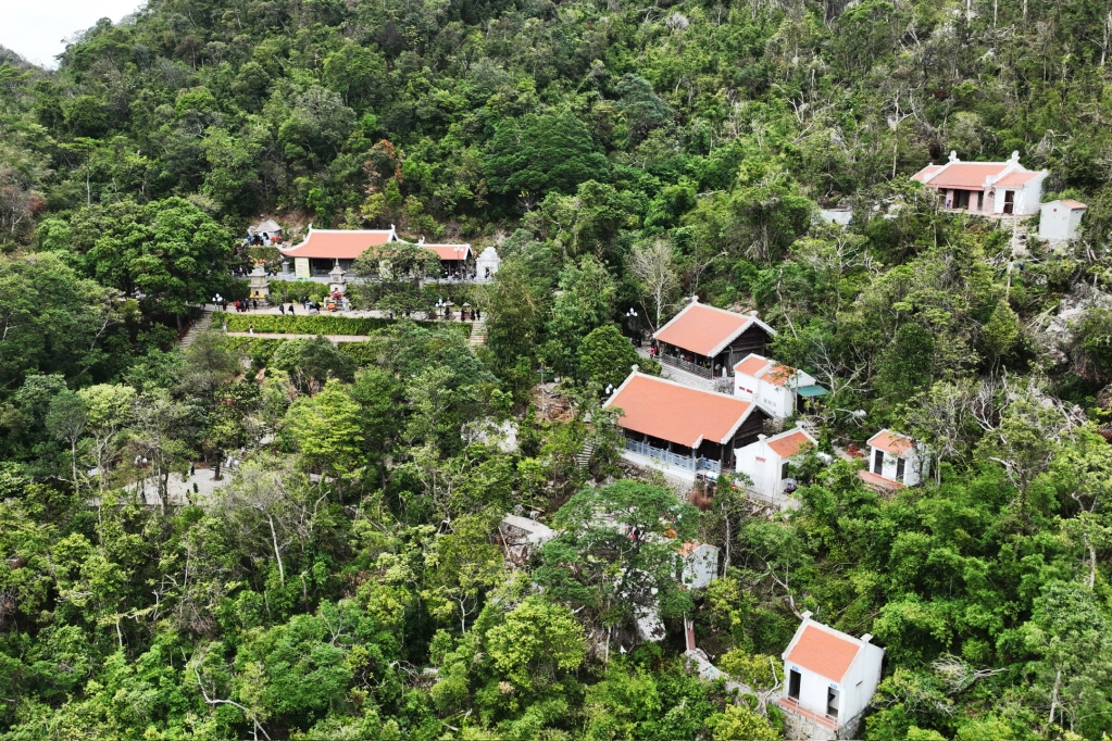 Chùa Ngọa Vân nằm trong quần thể hơn 600 di tích của Quảng Ninh, nơi Đức vua Phật hoàng Trần Nhân Tông tu hành và hóa Phật - là thánh địa của Thiền phái Trúc Lâm.