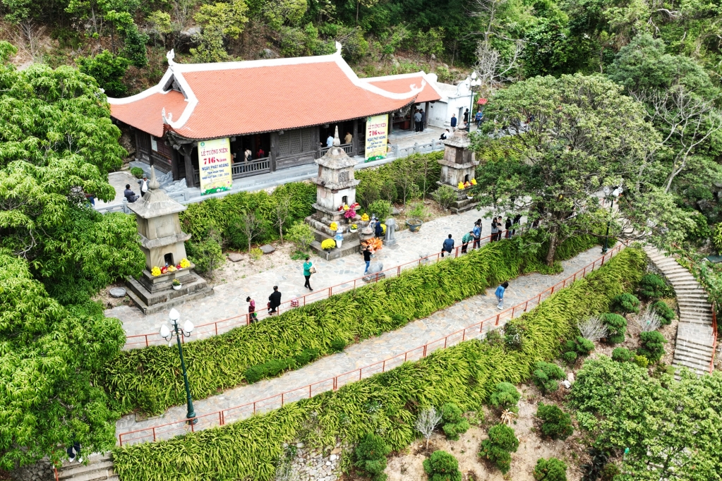 Chùa Thượng có 3 phân khu: Bàn cờ tiên, am tháp và khu phụ trợ hành lễ.