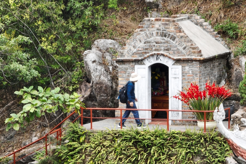 Am Ngọa Vân - nơi đặt tượng Đức vua Phật hoàng Trần Nhân Tông với dáng nằm mô phỏng Phật nhập Niết bàn