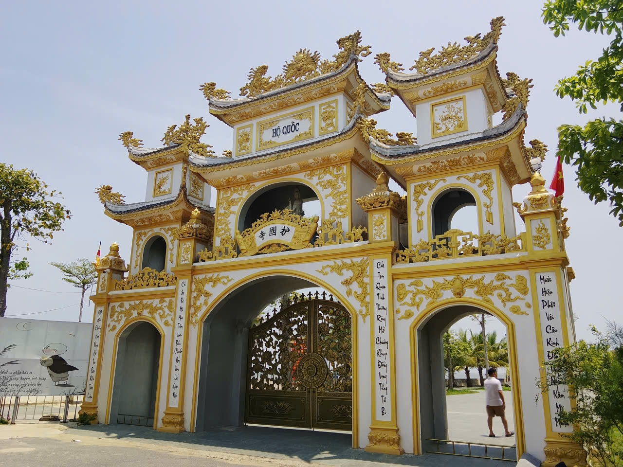 Cổng chính Chùa Bụt